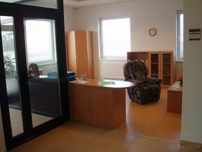 Ponúkame na predaj administratívnu budovu a súbor nehnuteľno