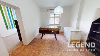 *** ŠIROKÝ POZEMOK, 2 VCHODY, 2 KUCHYNE, 2 KÚPELNE, GARÁŽ, L