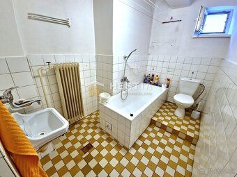 Ponúkame na predaj priestranný rodinný dom v pôvodnom ale za