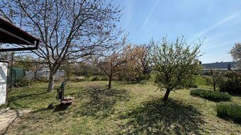 Pozemok s výmerou 602 m2 spolu s dielom 2/15 z 1028 m2 (137,