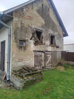 Predám starší rodinný dom v obci Žalobín. Dom je v úplne pôv