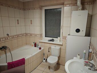 Ponúkame na predaj 4 izbový dom so samostatne stojacou garáž