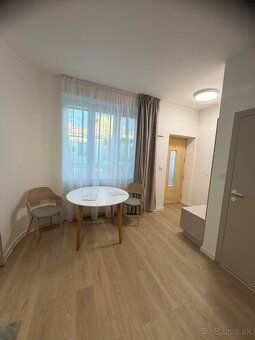 Ponúkam na prenájom štýlový 1,5-izbový byt priamo v centre m