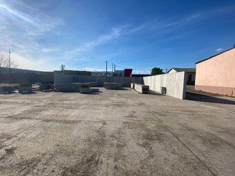 Ponúkam na prenájom 3x halu 1x 100m2 1x200m2 1x800m2. Ďalej 
