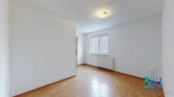 Ponúkame na predaj rodinný dom s väčším pozemkom v lokalite 