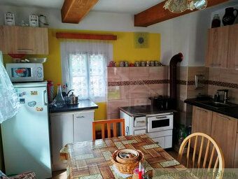 Útulná zrekonštruovaná menšia drevenička na menšom pozemku v
