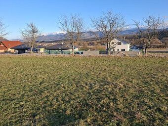 Ponúkame na predaj stavebný pozemok s výmerou 793 m² v obci 