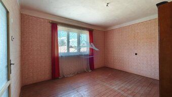 Ponúkame na predaj starší vidiecky dom na veľkom pozemku o r