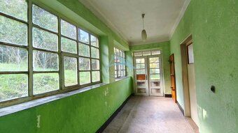 Ponúkame na predaj starší vidiecky dom na veľkom pozemku o r