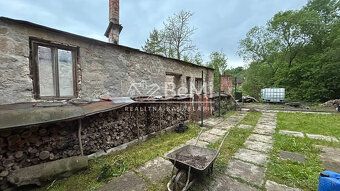 004-14-IRBIa
Na predaj čarovný pozemok s múrmi pôvodného dom