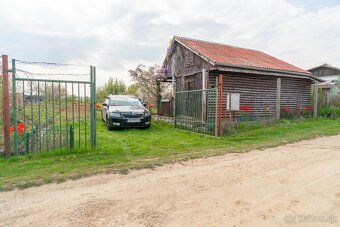 NA PREDAJ: Murovaná, podpivničená chata s krbom na 8-árovom 