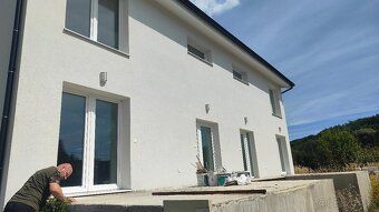 Ponúkame na predaj modernú novostavbu rodinného domu situova