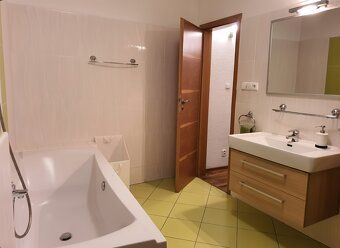 🏡 Priestranný 3-izbový byt s klimatizáciou | Staré Mesto – Z