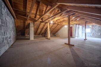 Predám priestranný rodinný dom na pozemku 412 m2, zastavaná 