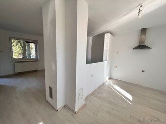 Ponúkame na predaj prevažne zrekonštruovaný trojizbový rodin