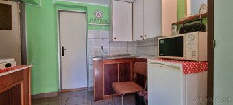 Ponúkame na predaj dvojpodlažnú záhradnú chatku (42 m²) s po