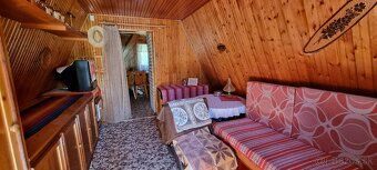Ponúkame na predaj dvojpodlažnú záhradnú chatku (42 m²) s po