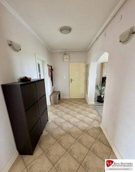 REB.SK ponúka na predaj priestranný 3-izbový byt v meste Sen