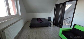 Ponúkame na predaj moderný, udržiavaný rodinný dom v tichej 