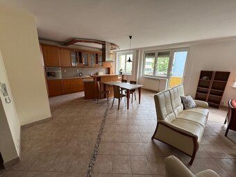 Predávame veľký, slnečný 3iz-byt. Výmera bytu je 120m2 a 4m2