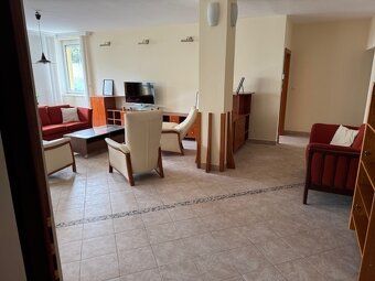 Predávame veľký, slnečný 3iz-byt. Výmera bytu je 120m2 a 4m2