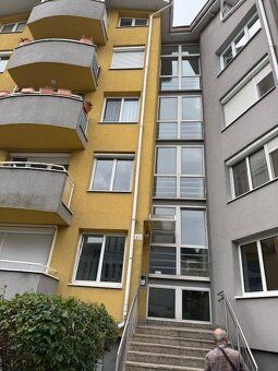 Predávame veľký, slnečný 3iz-byt. Výmera bytu je 120m2 a 4m2