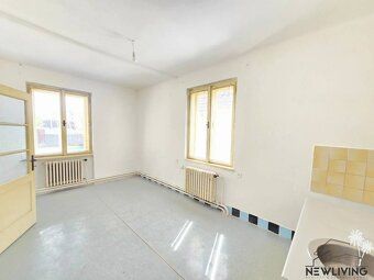 NA PREDAJ: 5-izbový rodinný dom na peknom rovinatom pozemku 