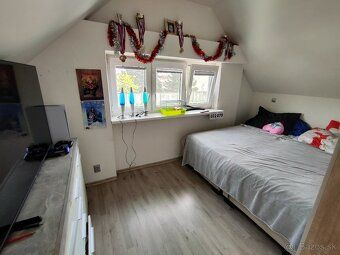 - veľký 3 podlažný rodinný dom - 7 izieb - rovinatý pozemok 