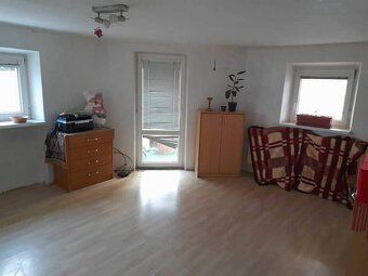 - veľký 3 podlažný rodinný dom - 7 izieb - rovinatý pozemok 