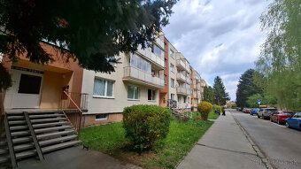 Ponúkam na predaj 1 izbový byt v centre mesta Senica.
Byt sa