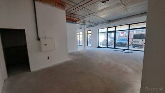 Ponúkame na prenájom obchodný priestor 92m2 na prízemí s veľ