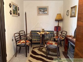 Dom sa nachádza v centrálnej časti tichej historickej obce V