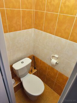 3-izbový byt s rozlohou 68m2 na 2. poschodí z 8: - obývačka 