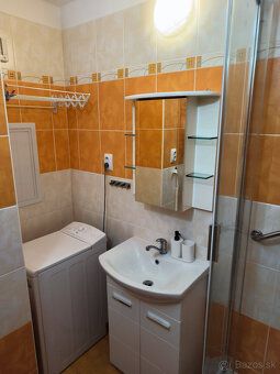 3-izbový byt s rozlohou 68m2 na 2. poschodí z 8: - obývačka 