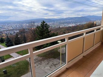 3-izbový byt s rozlohou 68m2 na 2. poschodí z 8: - obývačka 
