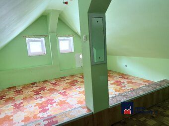 Ponúkame na predaj starší rodinný dom situovaný priamo v cen