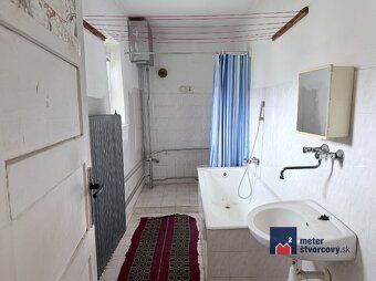 Ponúkame na predaj starší rodinný dom situovaný priamo v cen