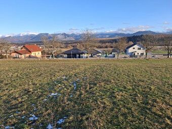 Ponúkame na predaj stavebný pozemok s výmerou 793 m² v obci 