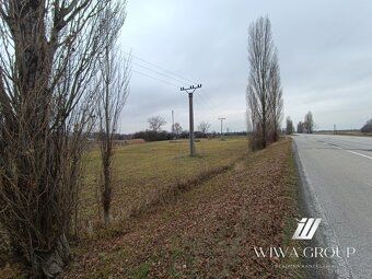 🌳 Na predaj: atraktívny pozemok pri hlavnej ceste – široké m