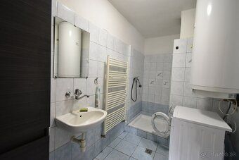 Ponúkame vám na predaj rodinný dom v spoločnom dvore Cajlans