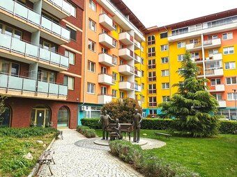 🌿 Prenájom: 2-izbový byt s veľkou zasklenou terasou – Bratis