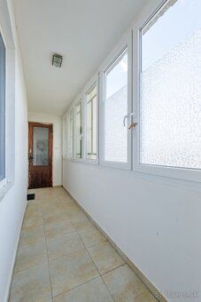 Ponúkame na predaj priestranný tehlový 1-izbový byt po rekon