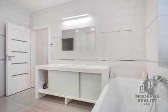 Moderné Reality ponúka na predaj veľký 3-izbový byt s balkón