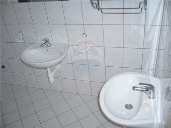 Realitná kancelária REMAX ponúka na predaj veľkú chatu v Hra