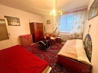 - 5 - izbový rodinný dom - pekný rovinatý pozemok - výmera 1