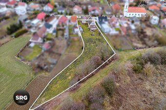 Krásne prostredie na okraji obce Komoča, so záhradou končiac