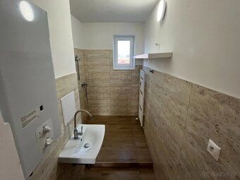Ponúkame na prenájom priestranný 3 izbový byt vo výbornej lo