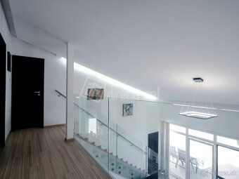 Exkluzívny rodinný dom s garážou, terasou, galériou, veľký u