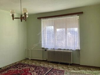 Dom sa nachádza na začiatku neveľkej, avšak historickej obce