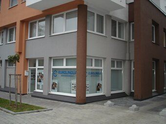 Ponúkam na prenájom moderné a priestranné obchodné a kancelá